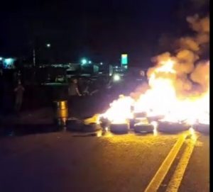 Vídeo: bolsonaristas interditam BR 116 em Vitória da Conquissta em protesto contra resultado das eleições