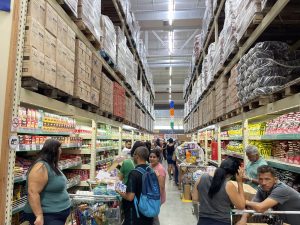 Corredores lotados e longas filas: Atacadão reinaugura unidade destruída em incêndio em Vitória da Conquista