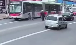 Vídeo: Após discussão, motorista passa com ônibus articulado em cima de motocicleta