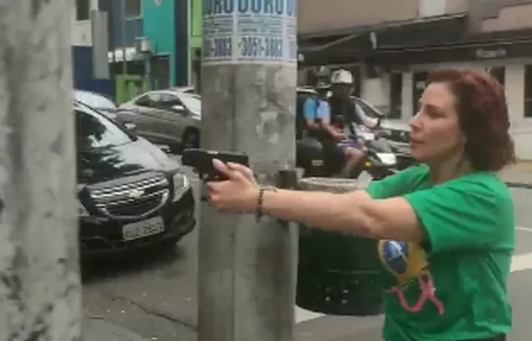Deputada Carla Zambelli saca arma e aponta para apoiador de Lula durante discussão