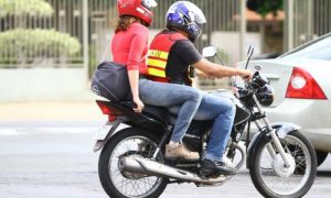 Prefeitura estuda regulamentar serviço de motofrete em Vitória da Conquista e Câmara debate mototaxi