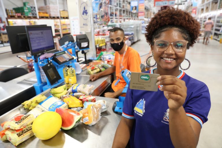 Estado deposita dinheiro do Bolsa Presença para as famílias de estudantes, nesta segunda (10)