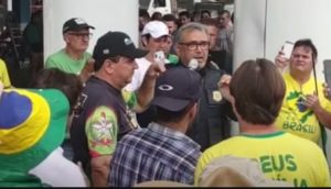 ‘O que vocês me orientam?’, pergunta PRF a manifestantes que fecharam via