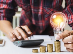 Mais de 1,5 milhão de famílias baianas ainda não se inscreveram na Tarifa Social de Energia, que oferece até 65% de desconto na fatura