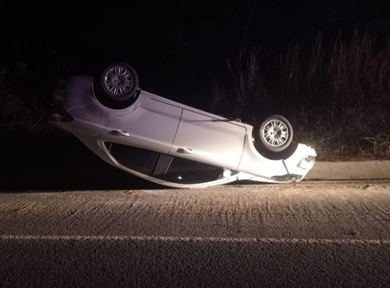 Carro capota ao desviar de cachorro na BA 263, trecho Itambé/Conquista
