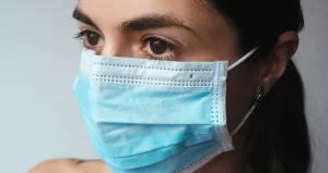Uso de máscaras volta a ser obrigatório na Bahia e visitas em hospitais estão suspensas, confira íntegra do decreto