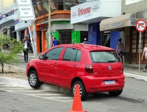 Conquista: Motorista passa mal e sobe com carro em canteiro na Barão do Rio Branco