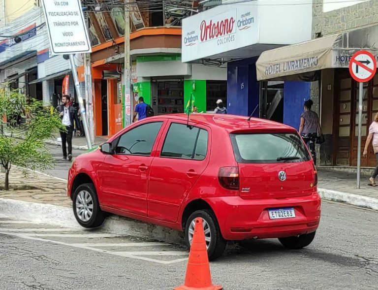 Conquista: Motorista passa mal e sobe com carro em canteiro na Barão do Rio Branco