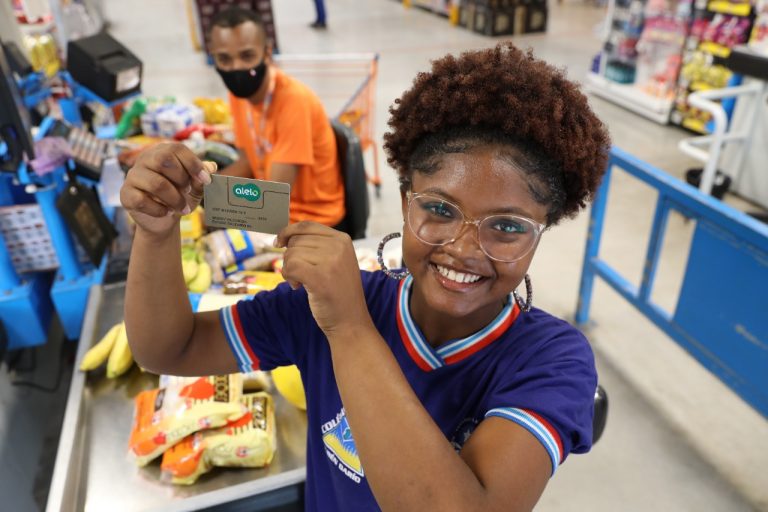 Estado deposita dinheiro do Bolsa Presença para as famílias de estudantes, nesta quinta-feira (10)