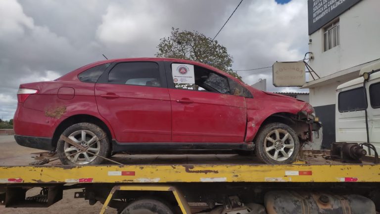 PM apreende menor e recupera veículo roubado na cidade de Poções