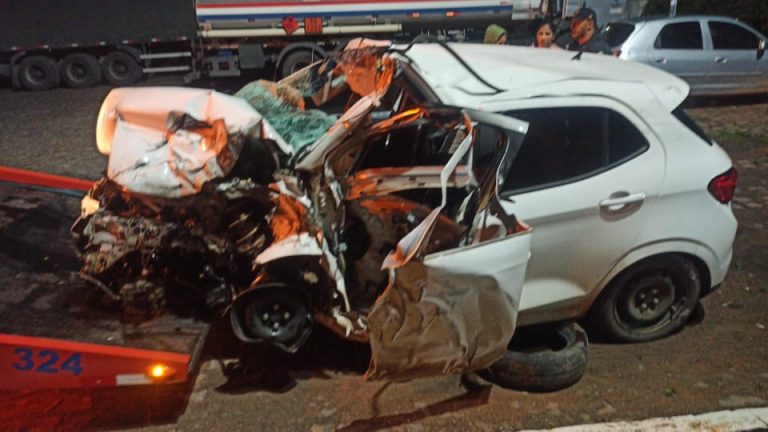 Tragédia: Carro e carreta colidem e mata jovem morador de Vitória da Conquista