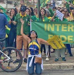 Em Vitória da Conquista bolsonaristas ocupam frente do Tiro de Guerra e pedem intervenção militar