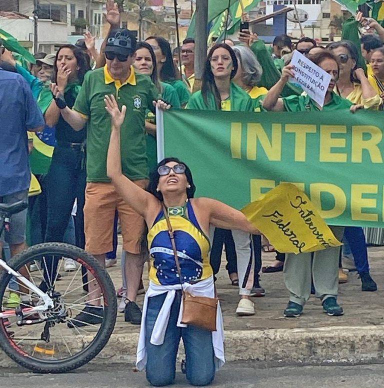 Em Vitória da Conquista bolsonaristas ocupam frente do Tiro de Guerra e pedem intervenção militar