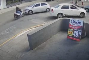 Motociclista gravemente ferida ao ser atingida por carro em Vitória da Conquista