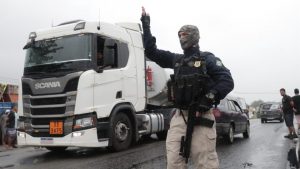 Eles estão de volta: Caminhoneiros pró-Bolsonaro voltam a bloquear rodovias