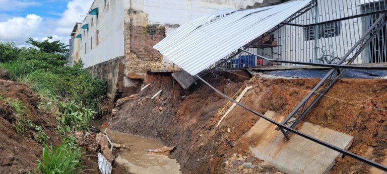 Muro e parte da cobertura de imóvel comercial desabam em Vitória da Conquista