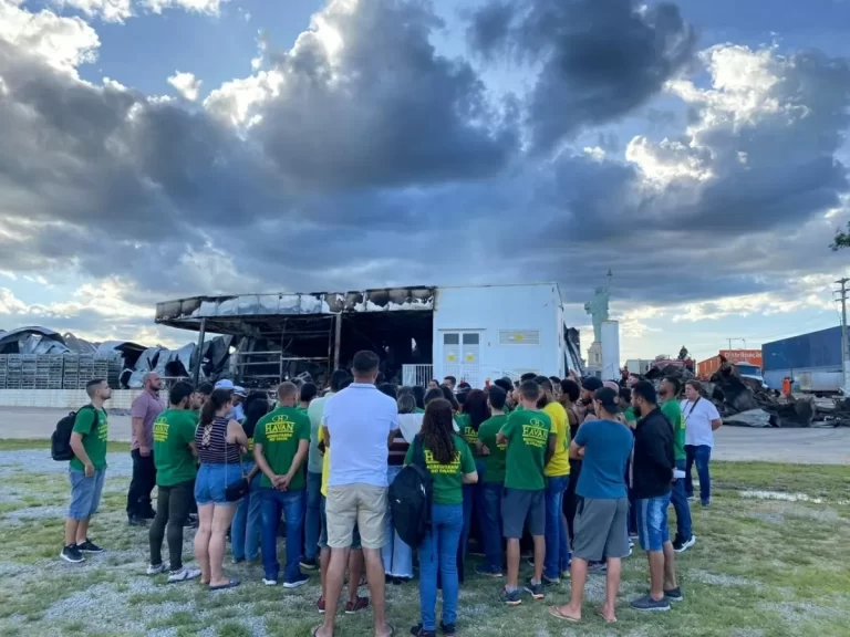 Vídeo: Luciano Hang e funcionários da Havan cantam grito de guerra em frente aos escombros da megaloja