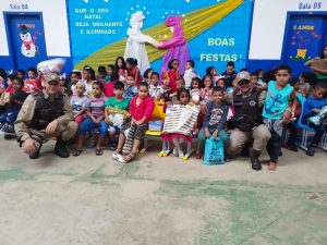 77ª CIPM entrega presentes de Natal e cestas básicas a famílias assistidas pela Patrulha Comunitária