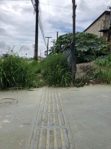 Avenida Deputado Ulisses Guimarães continua com a ‘pegadinha’ do piso táctil e calçadas intransitáveis