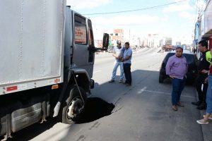 Rede de esgoto rompe e causa afundamento do asfalto na Avenida Régis Pacheco, área está isolada