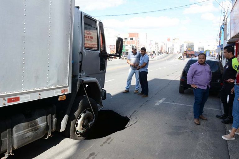 Rede de esgoto rompe e causa afundamento do asfalto na Avenida Régis Pacheco, área está isolada