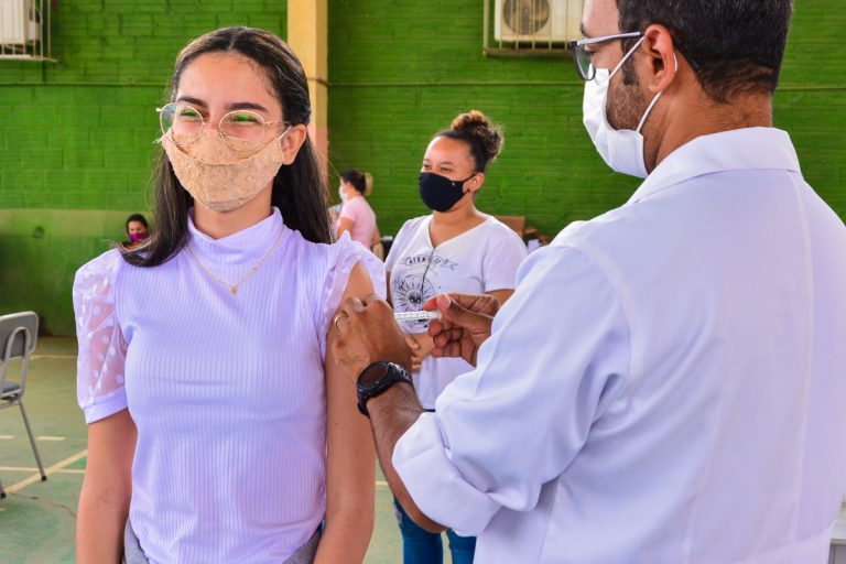 Vacinação contra Covid-19 continua suspensa para crianças