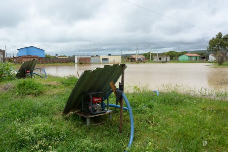 Prefeitura intensifica trabalho de drenagem de água da chuva na Lagoa das Flores