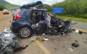 Carro bate de frente com ônibus na BR-116 e duas mulheres morrem