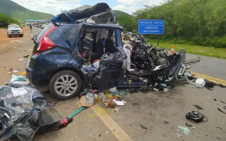 Carro bate de frente com ônibus na BR-116 e duas mulheres morrem