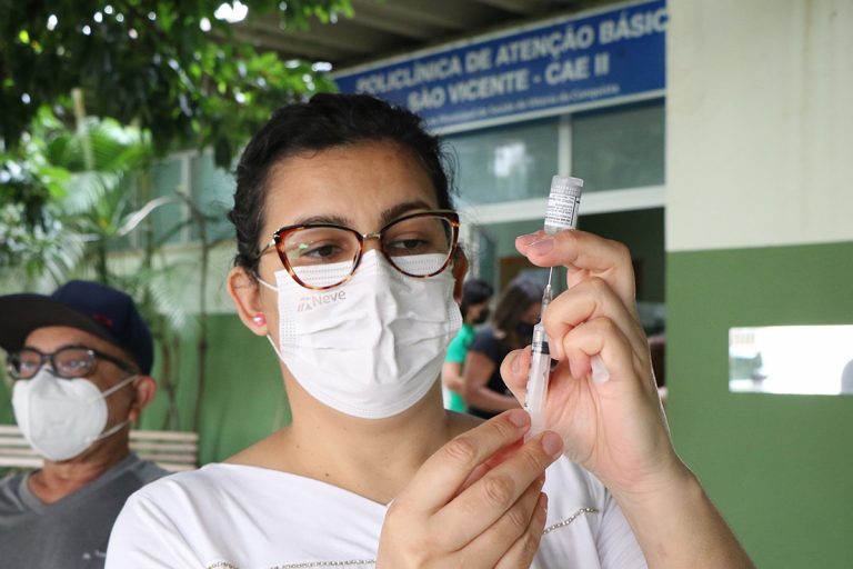 Vacinação contra a Covid-19 continua nesta terça-feira (06), confira locais, horários e públicos