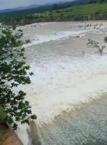 Barragem de Anagé começa a sangrar, veja vídeo