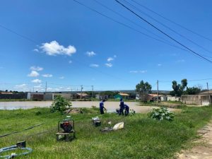 Prefeitura desobstrui ruas alagadas e bombeia água de açude da Fazenda Paixão
