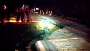 Asfalto cede e BR-101 é completamente interditada entre os municípios de Itagimirim e Itapebi