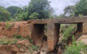 Ponte de acesso aos Assentamentos Mutum I e II, no distrito de Inhobim é interditada