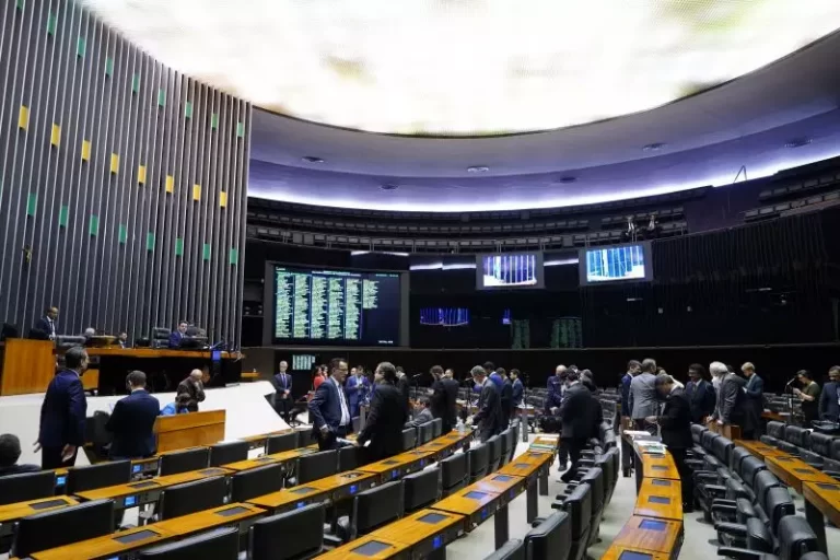 Senado aprova aumento de salário para parlamentares, presidente, vice e ministros da República