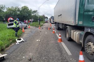 Acidente com óbito após colisão entre carreta e carro de passeio no Trevo de Dantilândia’, BR-116
