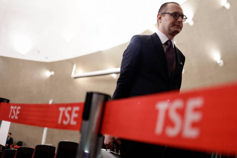 Advogado de Lula é ofendido e ameaçado em aeroporto; veja vídeo