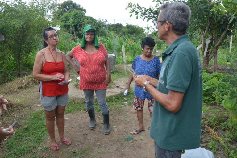 Produtores da horta comunitária do Vila América recebem orientações sobre compostagem e adubo natural.