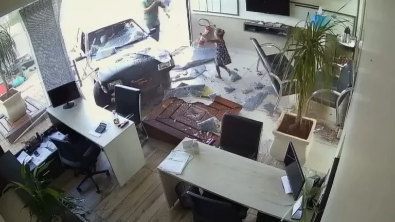 Vídeo impressionante: Carro invade auto escola e atinge criança
