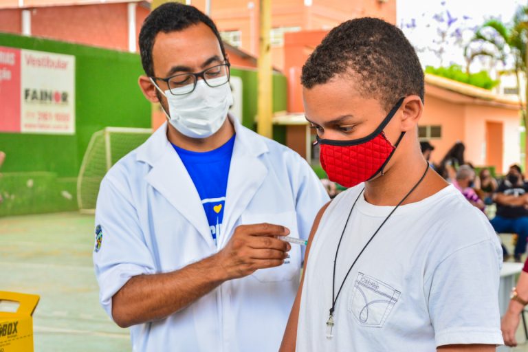 Vacinação contra Covid-19 é retomada para maiores de 12 anos em algumas unidades de saúde nesta quinta-feira