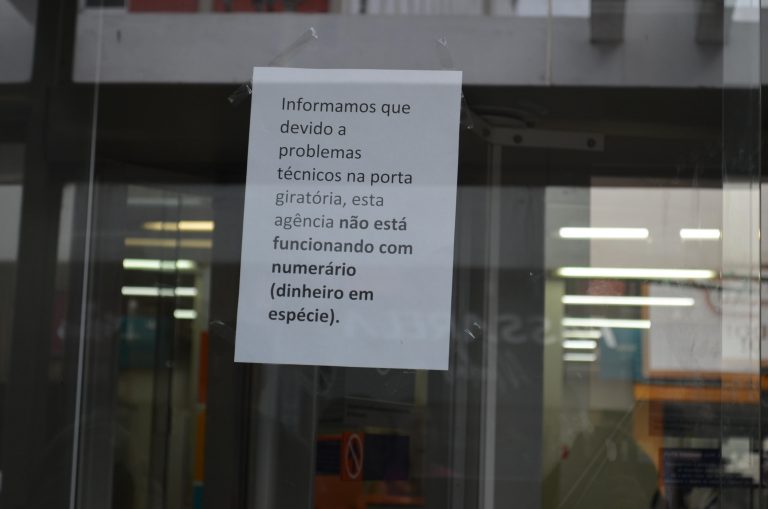 Porta giratória do Itaú de Vitória da Conquista está há 30 dias quebrada causando insegurança e restrição de serviços ao consumidor