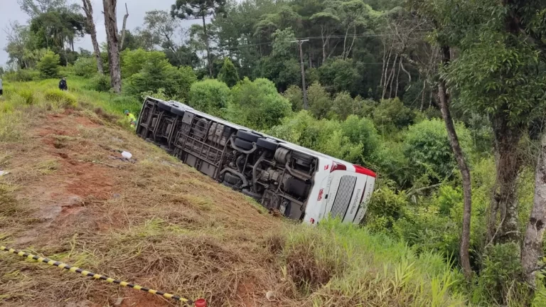 Ônibus da Viação Catarinense cai em ribanceira deixando 7 mortos e 22 feridos na BR-277 no Paraná
