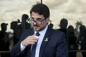 Marcos do Val recua de fala em que acusa Bolsonaro de coagi-lo a dar golpe
