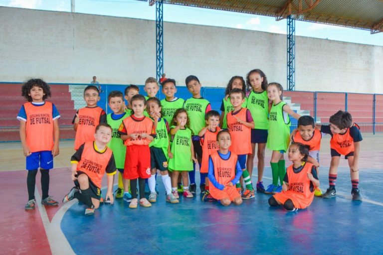 Prefeitura oferece vagas gratuitas para crianças em escolinha de futsal