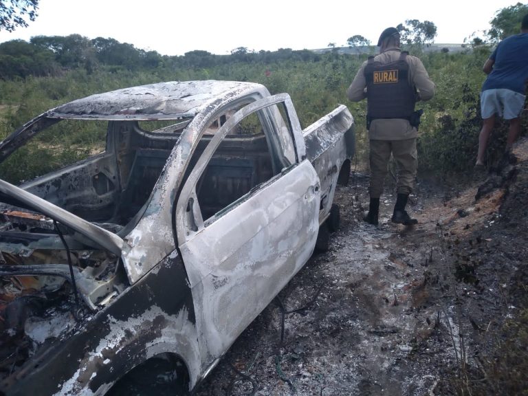 Veículo que foi furtado de empresa de ônibus de Vitória da Conquista é encontrado depenado e queimado