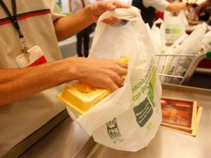 Projeto de lei obriga supermercados de Vitória da Conquista e terem empacotadores