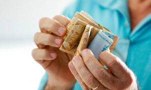 Presidente anuncia salário mínimo de R＄ 1.320 a partir de maio e isenção do IR para quem recebe até R＄ 2.640