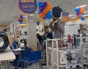 Vídeo: Homem se irrita e quebra produtos na ‘Magazine Luiza’ de Minas