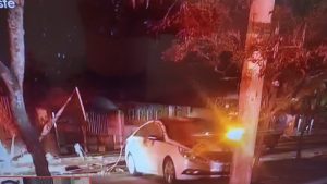 Caminhão derruba poste energizado e atinge automóvel com ocupantes em Vitória da Conquista