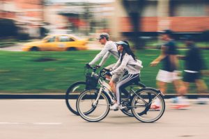 Entenda as regras de bicicletas e motos elétricas no trânsito